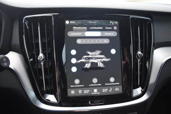 Volvo V60 T8 455PK Plug-in hybrid AWD Plus Dark Adaptive Cruise Control / 360 Camera / Harman Kardon / Head-up display / Panorama schuifdak / Stoel- en stuurverwarming / Stoelverwarming achter / Trekhaak elektrisch wegklapbaar / Elektrische stoelen met geheugen