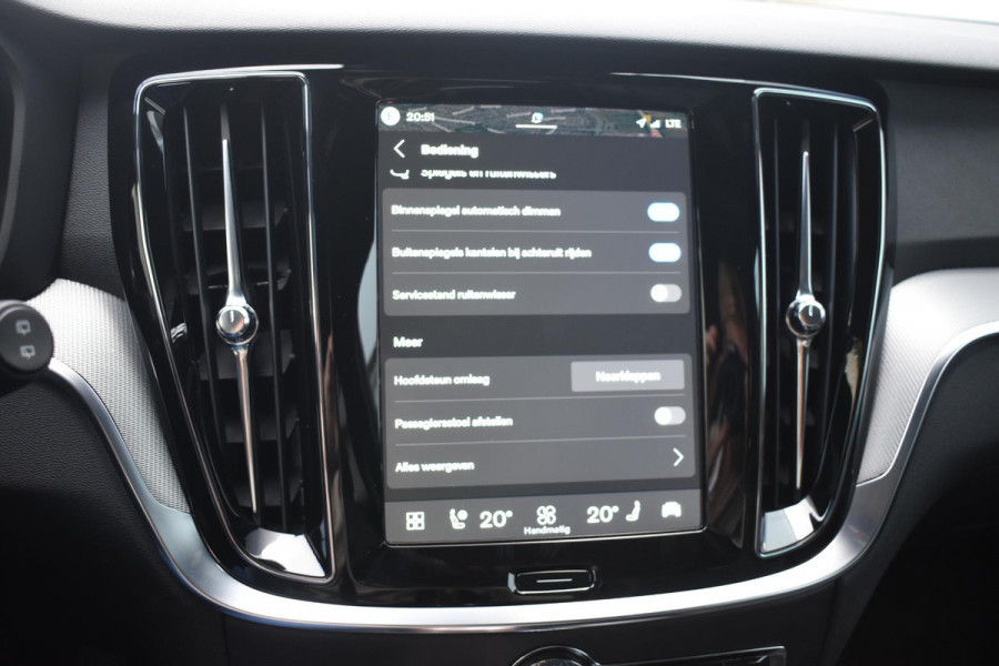 Volvo V60 T8 455PK Plug-in hybrid AWD Plus Dark Adaptive Cruise Control / 360 Camera / Harman Kardon / Head-up display / Panorama schuifdak / Stoel- en stuurverwarming / Stoelverwarming achter / Trekhaak elektrisch wegklapbaar / Elektrische stoelen met geheugen