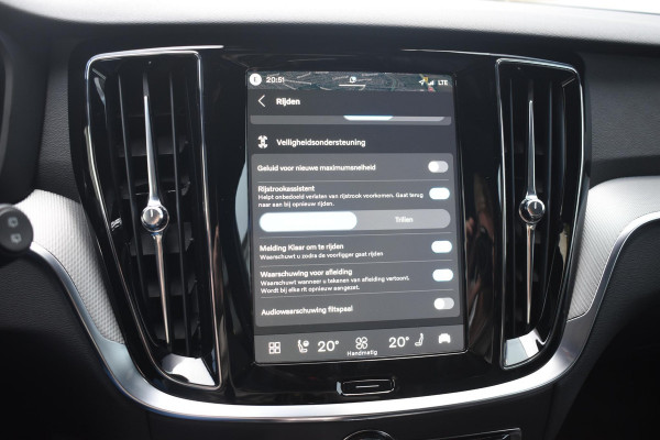 Volvo V60 T8 455PK Plug-in hybrid AWD Plus Dark Adaptive Cruise Control / 360 Camera / Harman Kardon / Head-up display / Panorama schuifdak / Stoel- en stuurverwarming / Stoelverwarming achter / Trekhaak elektrisch wegklapbaar / Elektrische stoelen met geheugen