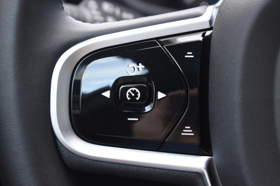 Volvo V60 T8 455PK Plug-in hybrid AWD Plus Dark Adaptive Cruise Control / 360 Camera / Harman Kardon / Head-up display / Panorama schuifdak / Stoel- en stuurverwarming / Stoelverwarming achter / Trekhaak elektrisch wegklapbaar / Elektrische stoelen met geheugen