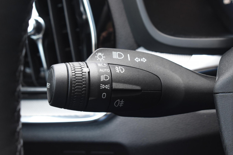 Volvo V60 T8 455PK Plug-in hybrid AWD Plus Dark Adaptive Cruise Control / 360 Camera / Harman Kardon / Head-up display / Panorama schuifdak / Stoel- en stuurverwarming / Stoelverwarming achter / Trekhaak elektrisch wegklapbaar / Elektrische stoelen met geheugen
