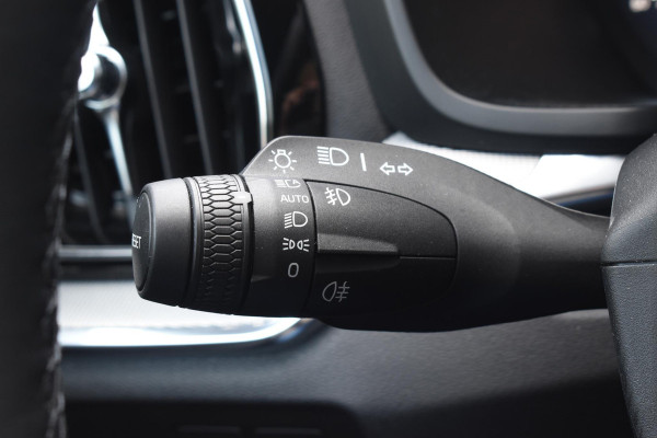 Volvo V60 T8 455PK Plug-in hybrid AWD Plus Dark Adaptive Cruise Control / 360 Camera / Harman Kardon / Head-up display / Panorama schuifdak / Stoel- en stuurverwarming / Stoelverwarming achter / Trekhaak elektrisch wegklapbaar / Elektrische stoelen met geheugen