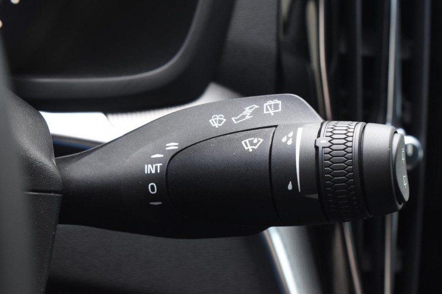 Volvo V60 T8 455PK Plug-in hybrid AWD Plus Dark Adaptive Cruise Control / 360 Camera / Harman Kardon / Head-up display / Panorama schuifdak / Stoel- en stuurverwarming / Stoelverwarming achter / Trekhaak elektrisch wegklapbaar / Elektrische stoelen met geheugen