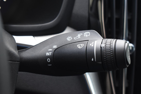 Volvo V60 T8 455PK Plug-in hybrid AWD Plus Dark Adaptive Cruise Control / 360 Camera / Harman Kardon / Head-up display / Panorama schuifdak / Stoel- en stuurverwarming / Stoelverwarming achter / Trekhaak elektrisch wegklapbaar / Elektrische stoelen met geheugen