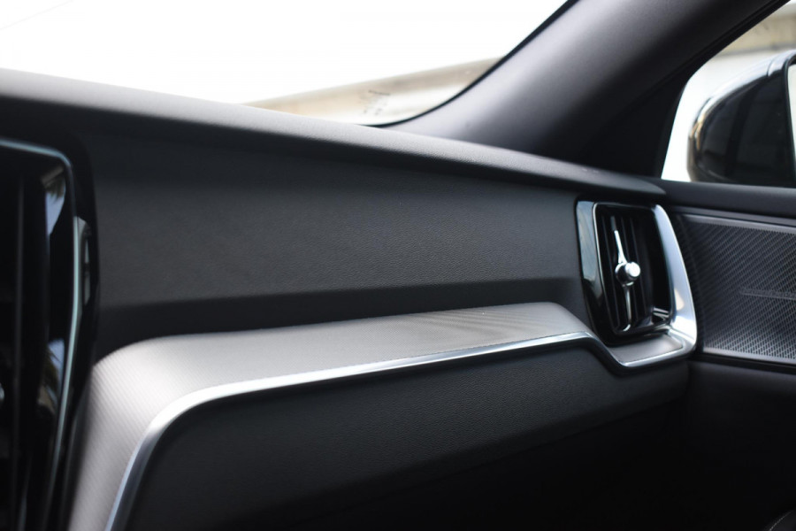 Volvo V60 T8 455PK Plug-in hybrid AWD Plus Dark Adaptive Cruise Control / 360 Camera / Harman Kardon / Head-up display / Panorama schuifdak / Stoel- en stuurverwarming / Stoelverwarming achter / Trekhaak elektrisch wegklapbaar / Elektrische stoelen met geheugen