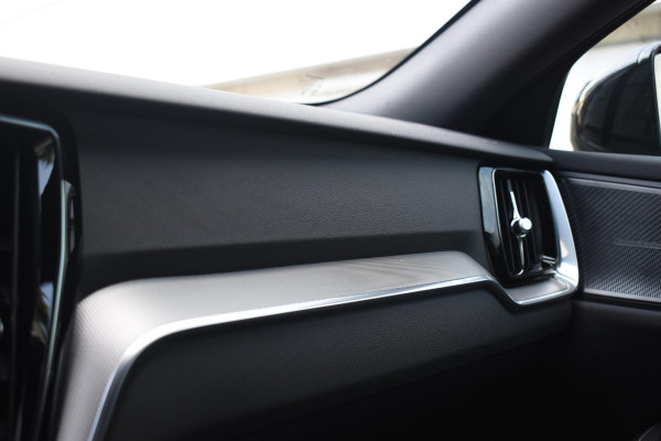 Volvo V60 T8 455PK Plug-in hybrid AWD Plus Dark Adaptive Cruise Control / 360 Camera / Harman Kardon / Head-up display / Panorama schuifdak / Stoel- en stuurverwarming / Stoelverwarming achter / Trekhaak elektrisch wegklapbaar / Elektrische stoelen met geheugen