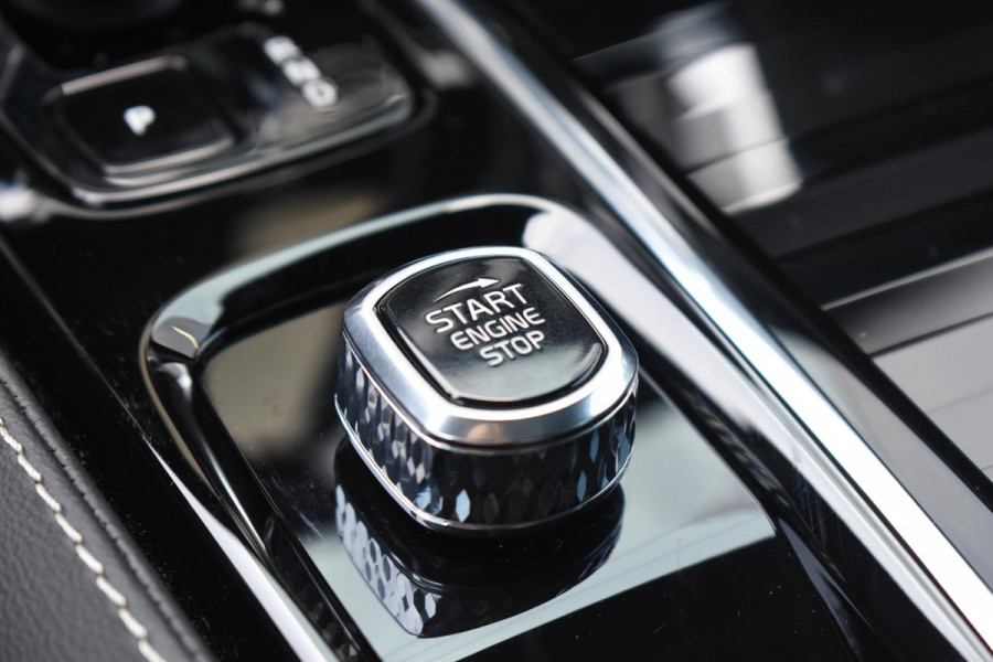 Volvo V60 T8 455PK Plug-in hybrid AWD Plus Dark Adaptive Cruise Control / 360 Camera / Harman Kardon / Head-up display / Panorama schuifdak / Stoel- en stuurverwarming / Stoelverwarming achter / Trekhaak elektrisch wegklapbaar / Elektrische stoelen met geheugen