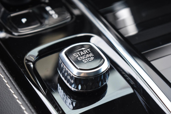 Volvo V60 T8 455PK Plug-in hybrid AWD Plus Dark Adaptive Cruise Control / 360 Camera / Harman Kardon / Head-up display / Panorama schuifdak / Stoel- en stuurverwarming / Stoelverwarming achter / Trekhaak elektrisch wegklapbaar / Elektrische stoelen met geheugen