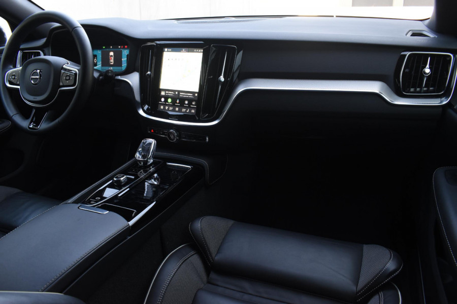 Volvo V60 T8 455PK Plug-in hybrid AWD Plus Dark Adaptive Cruise Control / 360 Camera / Harman Kardon / Head-up display / Panorama schuifdak / Stoel- en stuurverwarming / Stoelverwarming achter / Trekhaak elektrisch wegklapbaar / Elektrische stoelen met geheugen