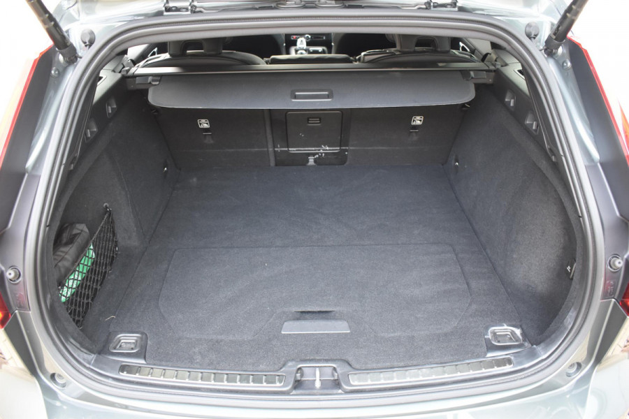 Volvo V60 T8 455PK Plug-in hybrid AWD Plus Dark Adaptive Cruise Control / 360 Camera / Harman Kardon / Head-up display / Panorama schuifdak / Stoel- en stuurverwarming / Stoelverwarming achter / Trekhaak elektrisch wegklapbaar / Elektrische stoelen met geheugen