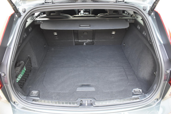 Volvo V60 T8 455PK Plug-in hybrid AWD Plus Dark Adaptive Cruise Control / 360 Camera / Harman Kardon / Head-up display / Panorama schuifdak / Stoel- en stuurverwarming / Stoelverwarming achter / Trekhaak elektrisch wegklapbaar / Elektrische stoelen met geheugen