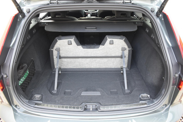 Volvo V60 T8 455PK Plug-in hybrid AWD Plus Dark Adaptive Cruise Control / 360 Camera / Harman Kardon / Head-up display / Panorama schuifdak / Stoel- en stuurverwarming / Stoelverwarming achter / Trekhaak elektrisch wegklapbaar / Elektrische stoelen met geheugen