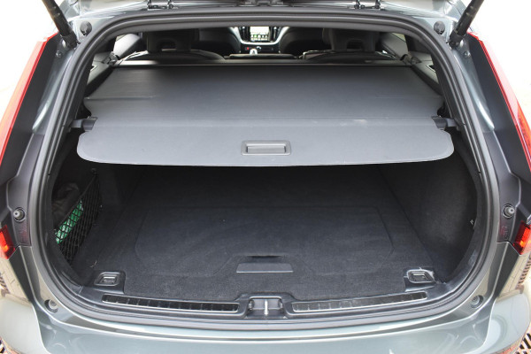 Volvo V60 T8 455PK Plug-in hybrid AWD Plus Dark Adaptive Cruise Control / 360 Camera / Harman Kardon / Head-up display / Panorama schuifdak / Stoel- en stuurverwarming / Stoelverwarming achter / Trekhaak elektrisch wegklapbaar / Elektrische stoelen met geheugen