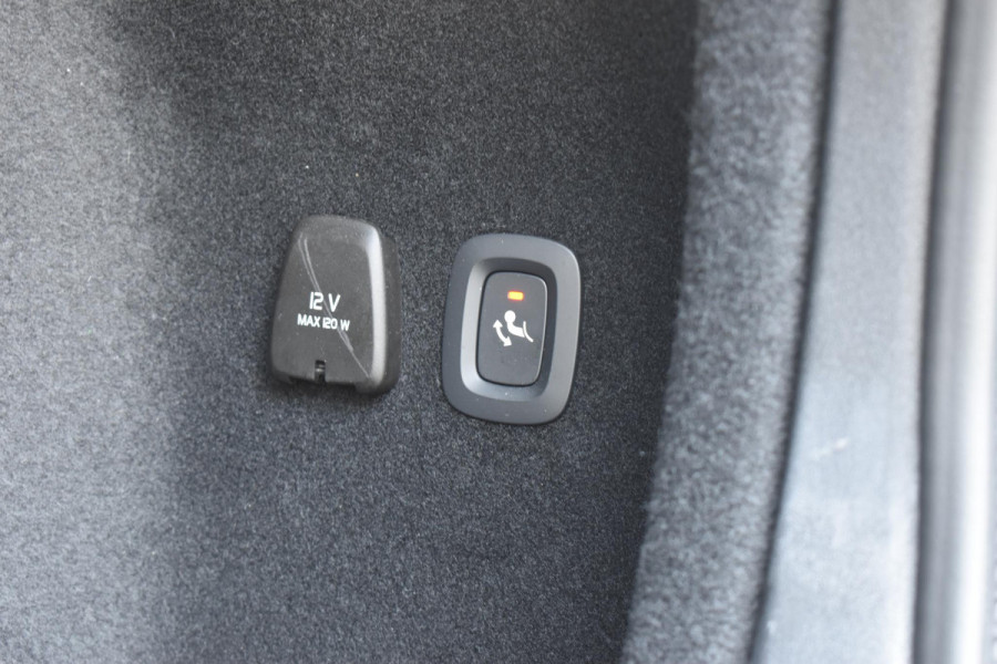 Volvo V60 T8 455PK Plug-in hybrid AWD Plus Dark Adaptive Cruise Control / 360 Camera / Harman Kardon / Head-up display / Panorama schuifdak / Stoel- en stuurverwarming / Stoelverwarming achter / Trekhaak elektrisch wegklapbaar / Elektrische stoelen met geheugen