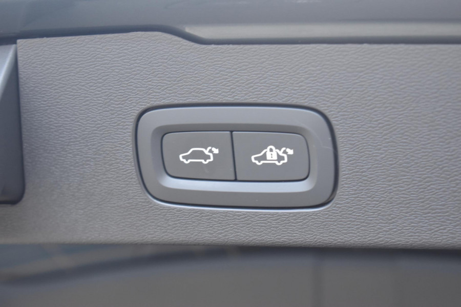 Volvo V60 T8 455PK Plug-in hybrid AWD Plus Dark Adaptive Cruise Control / 360 Camera / Harman Kardon / Head-up display / Panorama schuifdak / Stoel- en stuurverwarming / Stoelverwarming achter / Trekhaak elektrisch wegklapbaar / Elektrische stoelen met geheugen