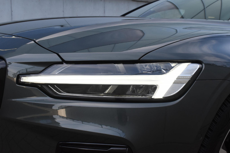 Volvo V60 T8 455PK Plug-in hybrid AWD Plus Dark Adaptive Cruise Control / 360 Camera / Harman Kardon / Head-up display / Panorama schuifdak / Stoel- en stuurverwarming / Stoelverwarming achter / Trekhaak elektrisch wegklapbaar / Elektrische stoelen met geheugen