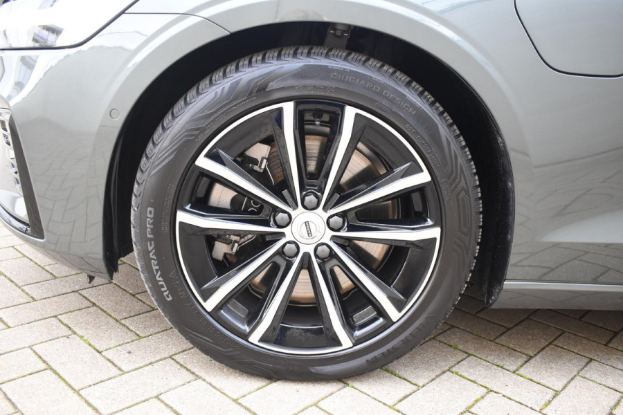 Volvo V60 T8 455PK Plug-in hybrid AWD Plus Dark Adaptive Cruise Control / 360 Camera / Harman Kardon / Head-up display / Panorama schuifdak / Stoel- en stuurverwarming / Stoelverwarming achter / Trekhaak elektrisch wegklapbaar / Elektrische stoelen met geheugen