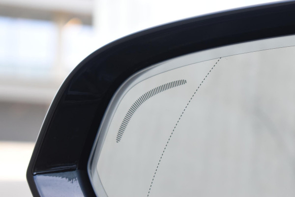 Volvo V60 T8 455PK Plug-in hybrid AWD Plus Dark Adaptive Cruise Control / 360 Camera / Harman Kardon / Head-up display / Panorama schuifdak / Stoel- en stuurverwarming / Stoelverwarming achter / Trekhaak elektrisch wegklapbaar / Elektrische stoelen met geheugen
