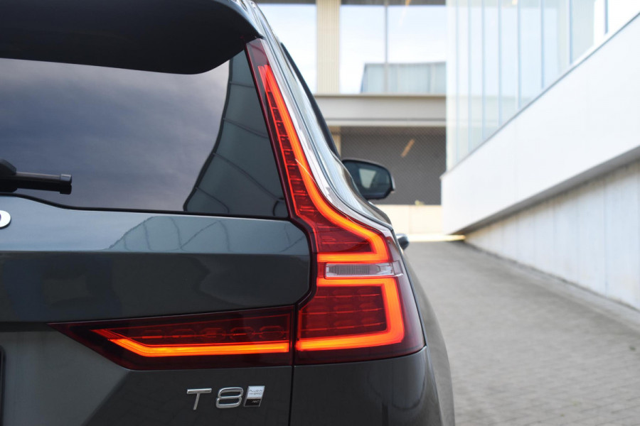 Volvo V60 T8 455PK Plug-in hybrid AWD Plus Dark Adaptive Cruise Control / 360 Camera / Harman Kardon / Head-up display / Panorama schuifdak / Stoel- en stuurverwarming / Stoelverwarming achter / Trekhaak elektrisch wegklapbaar / Elektrische stoelen met geheugen