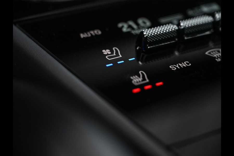 Porsche Cayenne Coupé 3.0 E-Hybrid Black Edition | Sport Chrono | Panoramadak | Bose | HUD | 360 Camera | Stoelventilatie | 18 Wegs Memory | Luchtvering | Soft Close | Ambiance Interieur | Adaptive Cruise | Stuurverwarming | Passagiers Display |