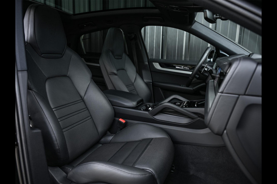 Porsche Cayenne Coupé 3.0 E-Hybrid Black Edition | Sport Chrono | Panoramadak | Bose | HUD | 360 Camera | Stoelventilatie | 18 Wegs Memory | Luchtvering | Soft Close | Ambiance Interieur | Adaptive Cruise | Stuurverwarming | Passagiers Display |