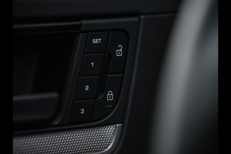 Porsche Cayenne Coupé 3.0 E-Hybrid Black Edition | Sport Chrono | Panoramadak | Bose | HUD | 360 Camera | Stoelventilatie | 18 Wegs Memory | Luchtvering | Soft Close | Ambiance Interieur | Adaptive Cruise | Stuurverwarming | Passagiers Display |