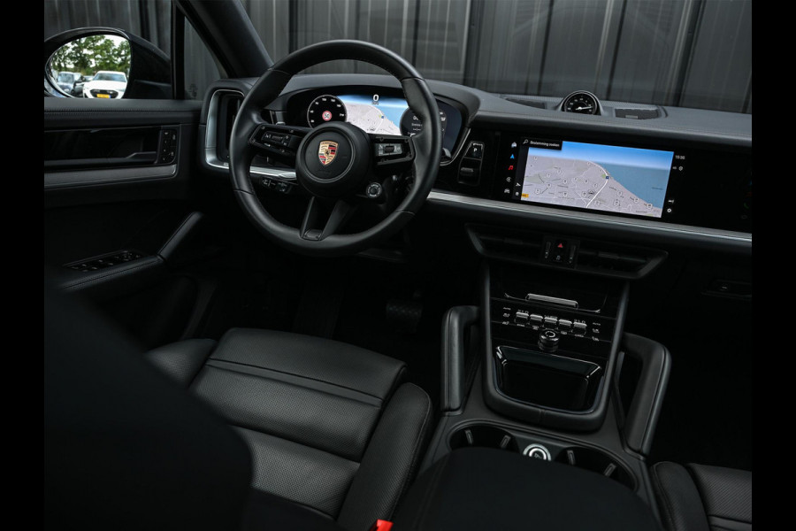 Porsche Cayenne Coupé 3.0 E-Hybrid Black Edition | Sport Chrono | Panoramadak | Bose | HUD | 360 Camera | Stoelventilatie | 18 Wegs Memory | Luchtvering | Soft Close | Ambiance Interieur | Adaptive Cruise | Stuurverwarming | Passagiers Display |