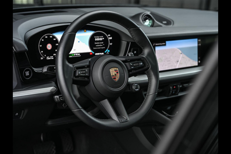Porsche Cayenne Coupé 3.0 E-Hybrid Black Edition | Sport Chrono | Panoramadak | Bose | HUD | 360 Camera | Stoelventilatie | 18 Wegs Memory | Luchtvering | Soft Close | Ambiance Interieur | Adaptive Cruise | Stuurverwarming | Passagiers Display |
