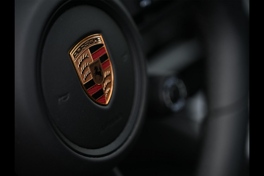 Porsche Cayenne Coupé 3.0 E-Hybrid Black Edition | Sport Chrono | Panoramadak | Bose | HUD | 360 Camera | Stoelventilatie | 18 Wegs Memory | Luchtvering | Soft Close | Ambiance Interieur | Adaptive Cruise | Stuurverwarming | Passagiers Display |