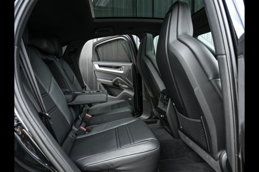 Porsche Cayenne Coupé 3.0 E-Hybrid Black Edition | Sport Chrono | Panoramadak | Bose | HUD | 360 Camera | Stoelventilatie | 18 Wegs Memory | Luchtvering | Soft Close | Ambiance Interieur | Adaptive Cruise | Stuurverwarming | Passagiers Display |