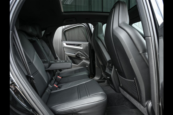 Porsche Cayenne Coupé 3.0 E-Hybrid Black Edition | Sport Chrono | Panoramadak | Bose | HUD | 360 Camera | Stoelventilatie | 18 Wegs Memory | Luchtvering | Soft Close | Ambiance Interieur | Adaptive Cruise | Stuurverwarming | Passagiers Display |