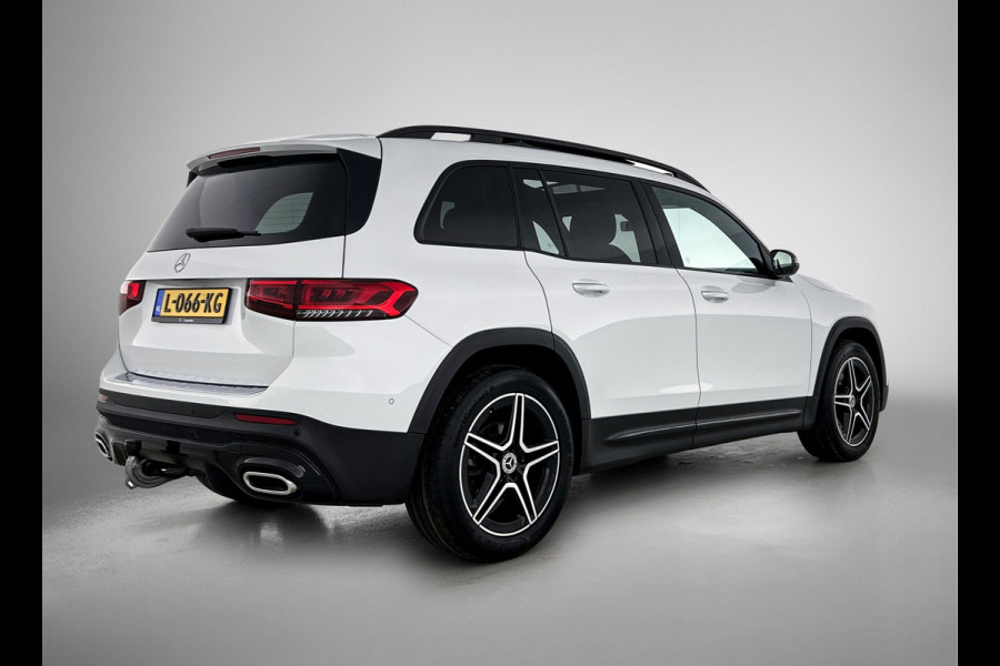 Mercedes-Benz Glb 180 Business Solution AMG AMG Line | Night Pakket | Panorama Schuif-Kanteldak | Parkeerpakket met achteruitrijcamera | Stoelverwarming. Inclusief 24 maanden MB Certified garantie voor Europa.