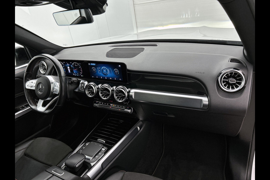 Mercedes-Benz Glb 180 Business Solution AMG AMG Line | Night Pakket | Panorama Schuif-Kanteldak | Parkeerpakket met achteruitrijcamera | Stoelverwarming. Inclusief 24 maanden MB Certified garantie voor Europa.