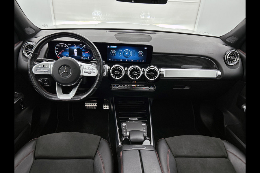 Mercedes-Benz Glb 180 Business Solution AMG AMG Line | Night Pakket | Panorama Schuif-Kanteldak | Parkeerpakket met achteruitrijcamera | Stoelverwarming. Inclusief 24 maanden MB Certified garantie voor Europa.