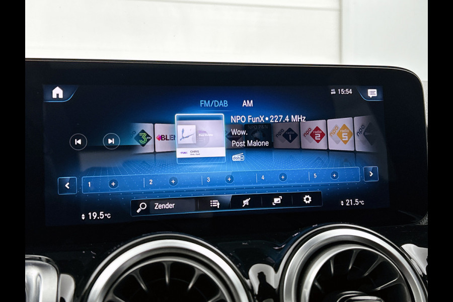 Mercedes-Benz Glb 180 Business Solution AMG AMG Line | Night Pakket | Panorama Schuif-Kanteldak | Parkeerpakket met achteruitrijcamera | Stoelverwarming. Inclusief 24 maanden MB Certified garantie voor Europa.