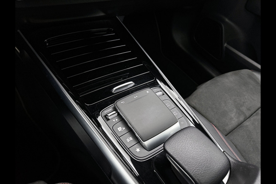 Mercedes-Benz Glb 180 Business Solution AMG AMG Line | Night Pakket | Panorama Schuif-Kanteldak | Parkeerpakket met achteruitrijcamera | Stoelverwarming. Inclusief 24 maanden MB Certified garantie voor Europa.