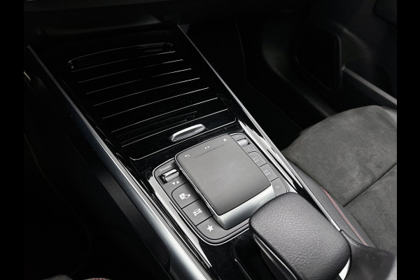 Mercedes-Benz Glb 180 Business Solution AMG AMG Line | Night Pakket | Panorama Schuif-Kanteldak | Parkeerpakket met achteruitrijcamera | Stoelverwarming. Inclusief 24 maanden MB Certified garantie voor Europa.