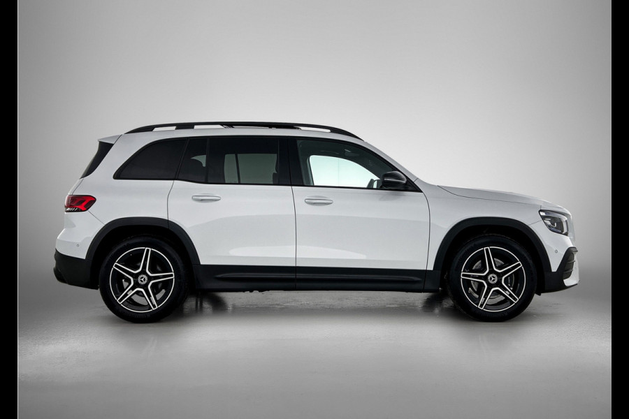 Mercedes-Benz Glb 180 Business Solution AMG AMG Line | Night Pakket | Panorama Schuif-Kanteldak | Parkeerpakket met achteruitrijcamera | Stoelverwarming. Inclusief 24 maanden MB Certified garantie voor Europa.
