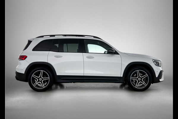 Mercedes-Benz Glb 180 Business Solution AMG AMG Line | Night Pakket | Panorama Schuif-Kanteldak | Parkeerpakket met achteruitrijcamera | Stoelverwarming. Inclusief 24 maanden MB Certified garantie voor Europa.