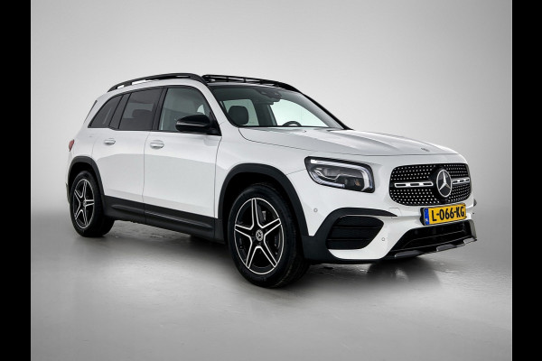 Mercedes-Benz Glb 180 Business Solution AMG AMG Line | Night Pakket | Panorama Schuif-Kanteldak | Parkeerpakket met achteruitrijcamera | Stoelverwarming. Inclusief 24 maanden MB Certified garantie voor Europa.