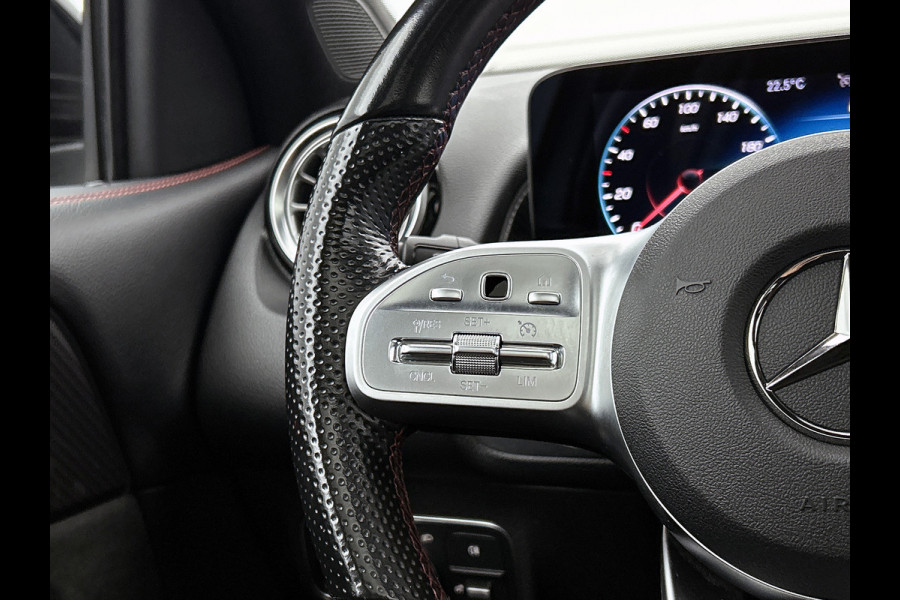 Mercedes-Benz Glb 180 Business Solution AMG AMG Line | Night Pakket | Panorama Schuif-Kanteldak | Parkeerpakket met achteruitrijcamera | Stoelverwarming. Inclusief 24 maanden MB Certified garantie voor Europa.