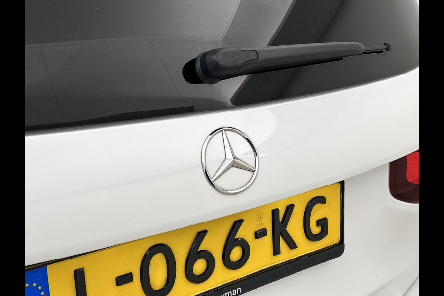 Mercedes-Benz Glb 180 Business Solution AMG AMG Line | Night Pakket | Panorama Schuif-Kanteldak | Parkeerpakket met achteruitrijcamera | Stoelverwarming. Inclusief 24 maanden MB Certified garantie voor Europa.