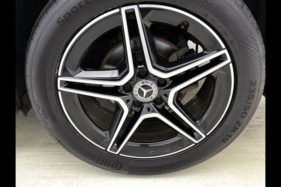Mercedes-Benz Glb 180 Business Solution AMG AMG Line | Night Pakket | Panorama Schuif-Kanteldak | Parkeerpakket met achteruitrijcamera | Stoelverwarming. Inclusief 24 maanden MB Certified garantie voor Europa.