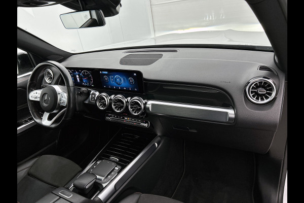 Mercedes-Benz Glb 180 Business Solution AMG AMG Line | Night Pakket | Panorama Schuif-Kanteldak | Parkeerpakket met achteruitrijcamera | Stoelverwarming. Inclusief 24 maanden MB Certified garantie voor Europa.