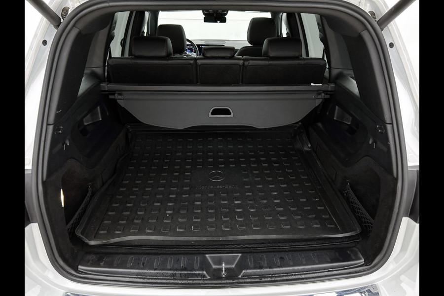 Mercedes-Benz Glb 180 Business Solution AMG AMG Line | Night Pakket | Panorama Schuif-Kanteldak | Parkeerpakket met achteruitrijcamera | Stoelverwarming. Inclusief 24 maanden MB Certified garantie voor Europa.