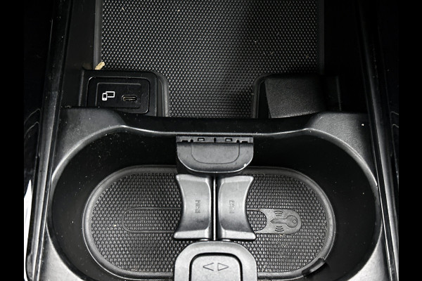 Mercedes-Benz Glb 180 Business Solution AMG AMG Line | Night Pakket | Panorama Schuif-Kanteldak | Parkeerpakket met achteruitrijcamera | Stoelverwarming. Inclusief 24 maanden MB Certified garantie voor Europa.