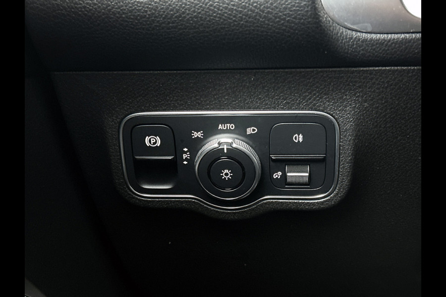 Mercedes-Benz Glb 180 Business Solution AMG AMG Line | Night Pakket | Panorama Schuif-Kanteldak | Parkeerpakket met achteruitrijcamera | Stoelverwarming. Inclusief 24 maanden MB Certified garantie voor Europa.