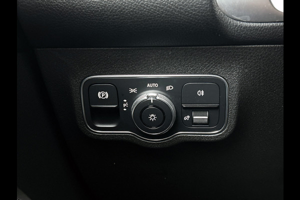 Mercedes-Benz Glb 180 Business Solution AMG AMG Line | Night Pakket | Panorama Schuif-Kanteldak | Parkeerpakket met achteruitrijcamera | Stoelverwarming. Inclusief 24 maanden MB Certified garantie voor Europa.