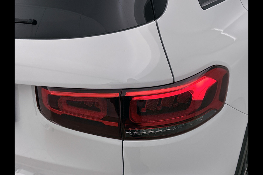 Mercedes-Benz Glb 180 Business Solution AMG AMG Line | Night Pakket | Panorama Schuif-Kanteldak | Parkeerpakket met achteruitrijcamera | Stoelverwarming. Inclusief 24 maanden MB Certified garantie voor Europa.