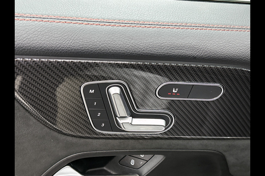 Mercedes-Benz Glb 180 Business Solution AMG AMG Line | Night Pakket | Panorama Schuif-Kanteldak | Parkeerpakket met achteruitrijcamera | Stoelverwarming. Inclusief 24 maanden MB Certified garantie voor Europa.